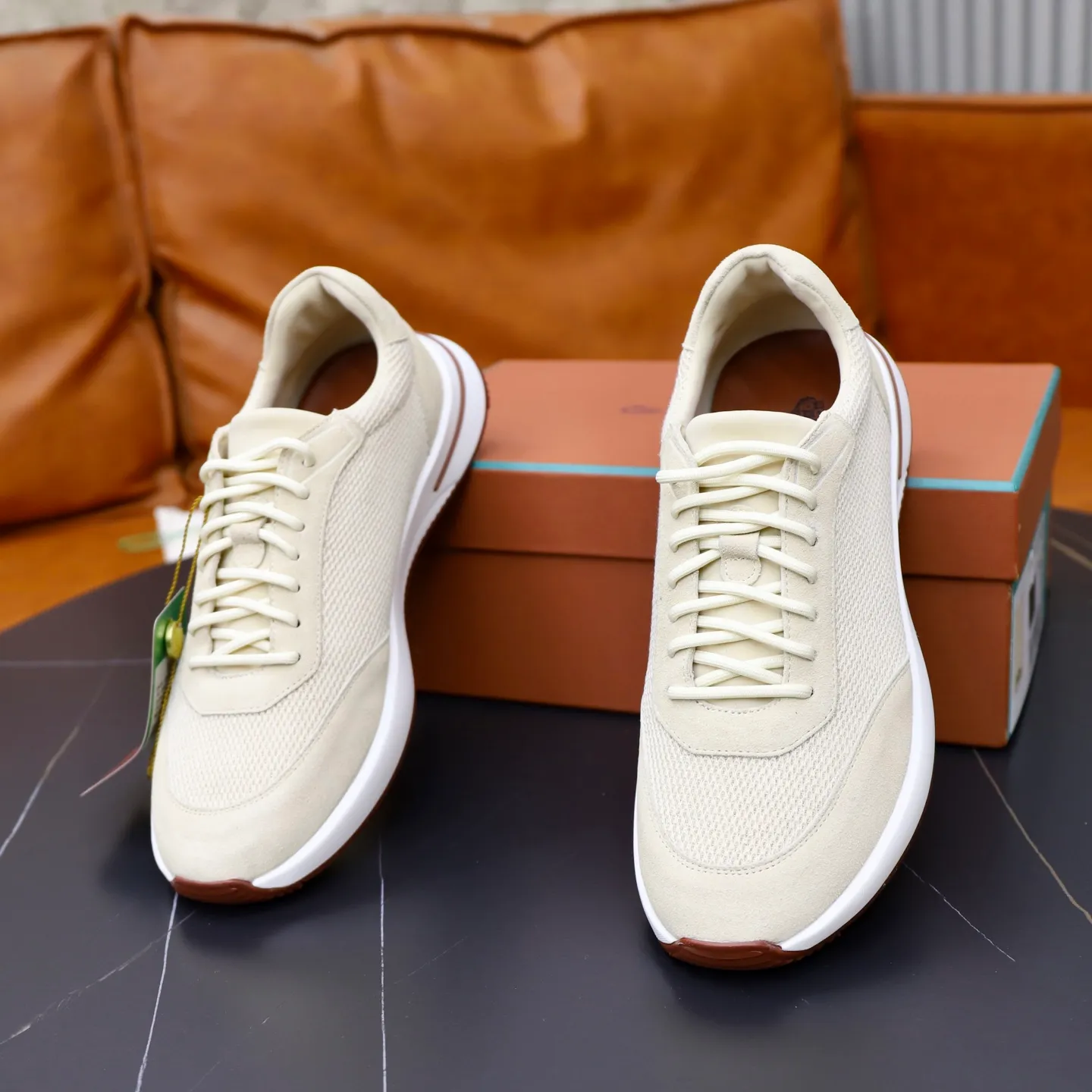 Ex-factory price: 560💰Loro Piana Tennis Walk men’s moral training sneakers! These new textured leather tennis shoes feature an ultra-low-top design for year-round wear and are water-resistant. The wrapped sole creates an effortlessly attractive color combination that harmoniously blends functionality with understated style. The ideal footwear option for urban dressing. The heel is decorated with a soft calfskin tongue with Kummel color inserts and an embossed LP logo. Cotton shoelaces. Material: Upper: Gray woven stitching with cowhide accents! Sole: Rubber lining: Cow leather original rubber sole, excellent foot comfort, complete package! Size: 38-39-40-41-42-43-44 leather shoe size (4546 can be customized)
